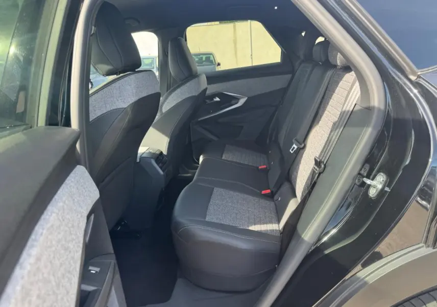Vue intérieure arrière côté droit du Peugeot 3008 Hybrid 145 noir, sièges bi-matière tissu et cuir gris.