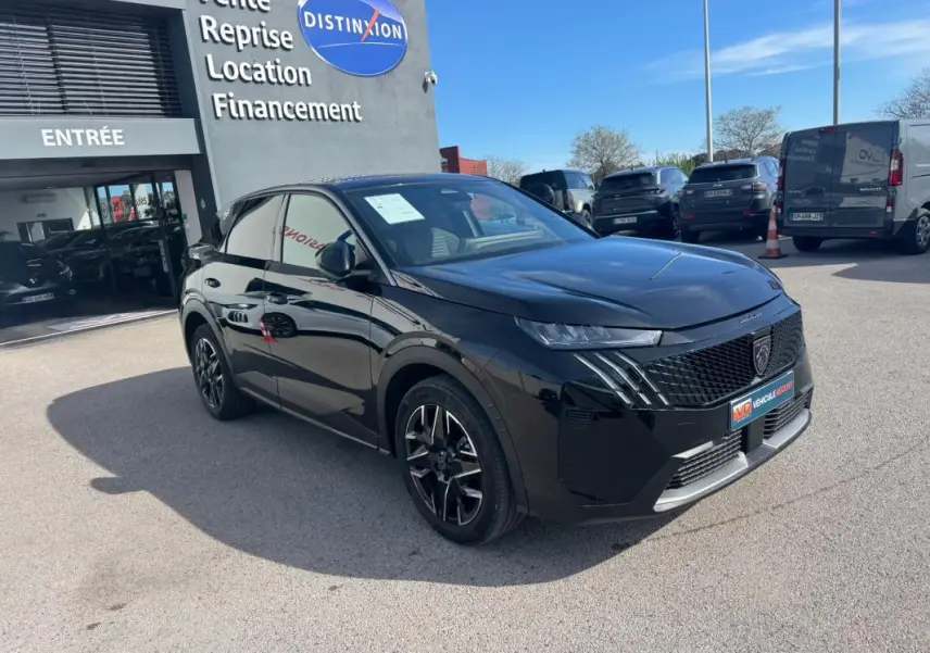 Peugeot 3008 Hybrid noir vue 3/4 avant droit, avec jantes alliage noires et calandre distinctive au showroom.