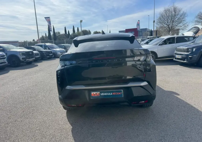 Vue arrière d’un Peugeot 3008 Hybrid noir 2025 avec feux arrière LED et plaque VÉHICULE RÉCENT visible.