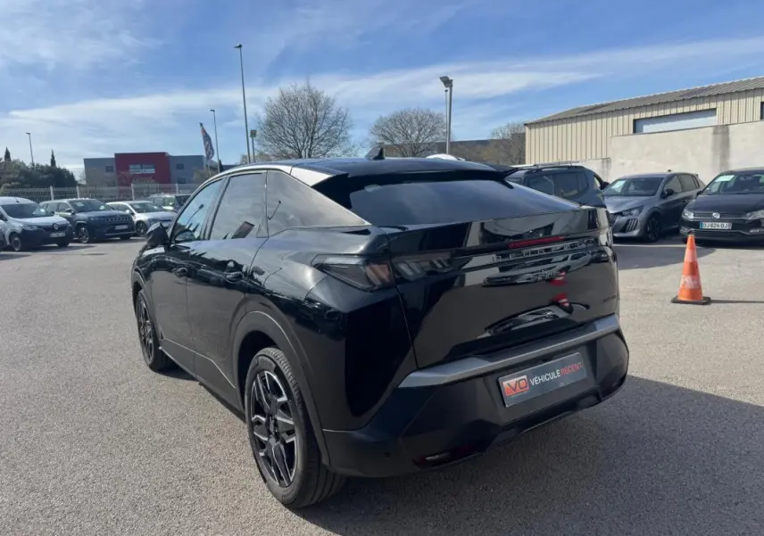 Vue 3/4 arrière droite d’un Peugeot 3008 Hybrid noir 2025 avec jantes alliage 19 pouces et vitres teintées.
