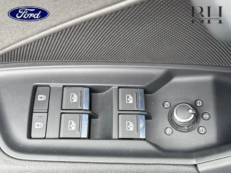 Détail des commandes de lève-vitres et réglage des rétroviseurs côté conducteur sur une Audi A3 Sportback noir Mythic métallisé.