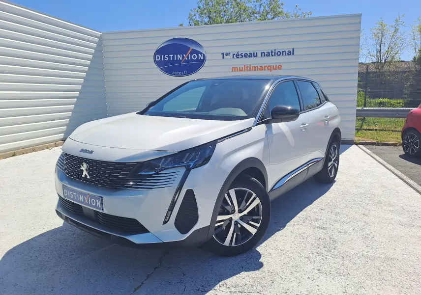 Peugeot 3008 blanc nacré avec toit noir, vue 3/4 avant droit, calandre noire et jantes alliage bicolores.