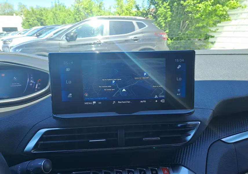 Vue intérieure du tableau de bord du Peugeot 3008 2023 avec écran tactile central affichant la navigation, ambiance moderne et épurée.