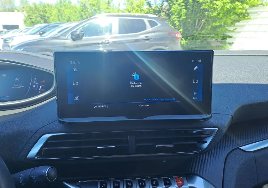 Vue intérieure du tableau de bord du Peugeot 3008 2023 avec écran tactile central et commandes en ligne chromée.