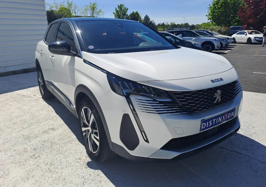 Peugeot 3008 blanc nacré avec toit noir, vue 3/4 avant droit, mettant en valeur sa calandre et ses optiques LED distinctives.
