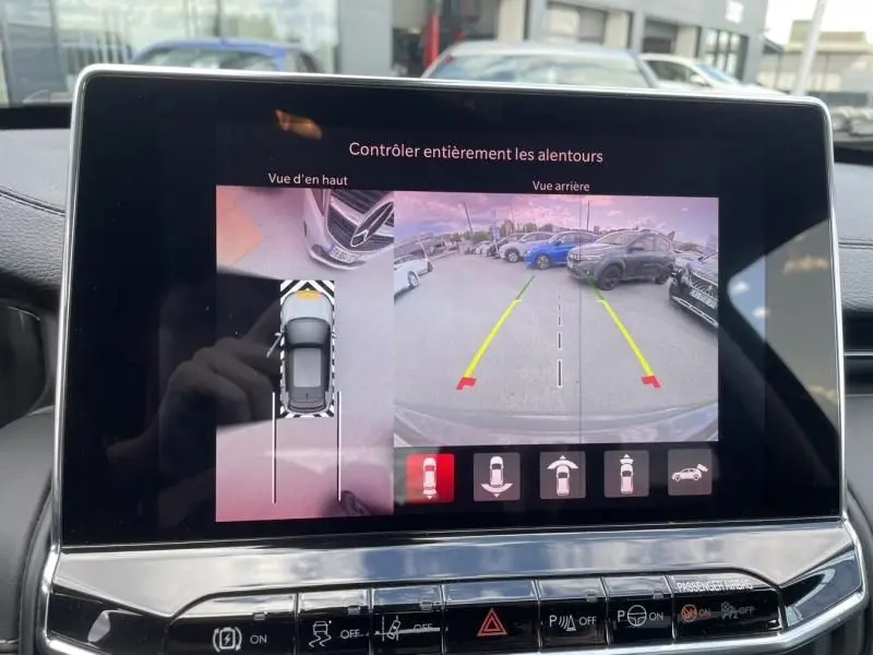 Écran de caméra de recul du Jeep Compass gris 2023 montrant une vue arrière et une vue du dessus en parking.