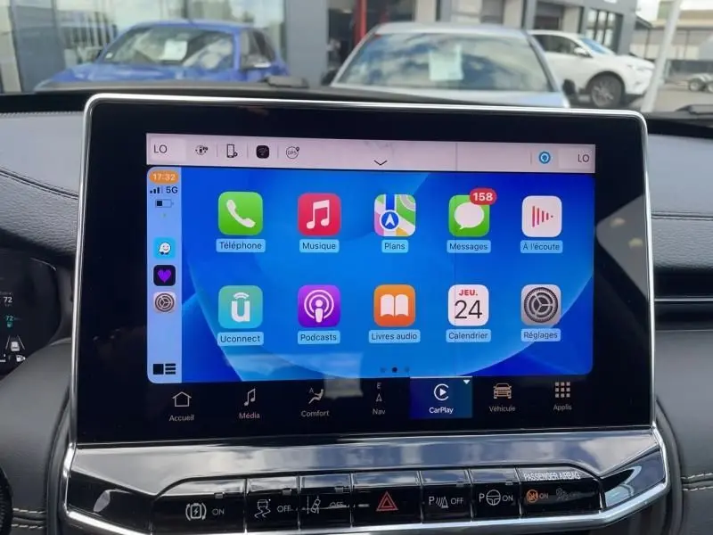 Écran tactile central du Jeep Compass 2023 gris, affichant l'interface Apple CarPlay avec icônes colorées.