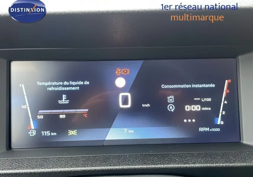 Tableau de bord numérique du Peugeot Expert Fourgon blanc, affichant la température liquide refroidissement et consommation instantanée.