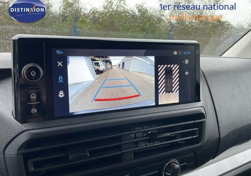 Écran tactile affichant la caméra de recul du Peugeot Expert Fourgon blanc, vue intérieure du tableau de bord.