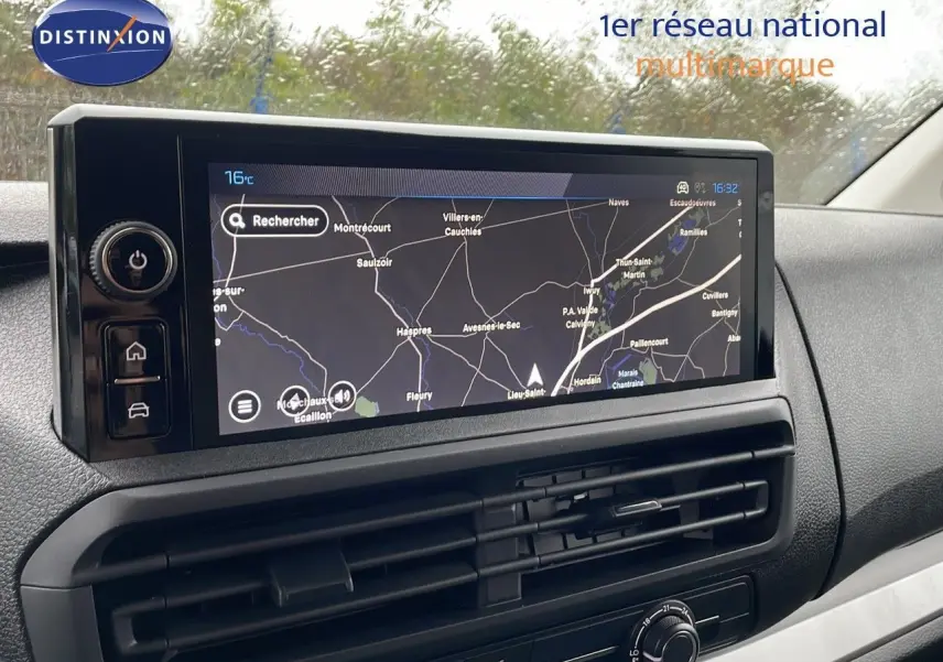 Vue intérieure du tableau de bord du Peugeot Expert Fourgon 2025 avec écran tactile affichant la navigation GPS.