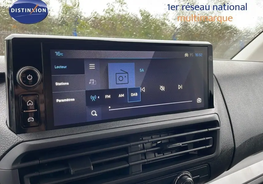 Écran tactile central du tableau de bord du Peugeot Expert Fourgon 2025, affichant les options radio DAB.