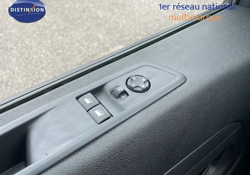 Gros plan sur les commandes électriques de la porte côté conducteur du Peugeot Expert Fourgon blanc 2025.
