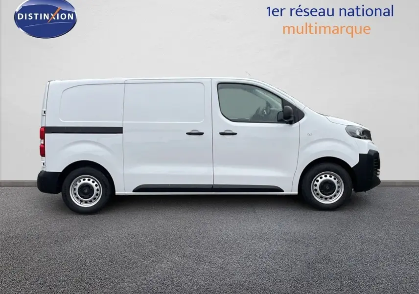 Vue de profil côté droit d'un Peugeot Expert Fourgon blanc 2025 avec roues acier et protections noires.