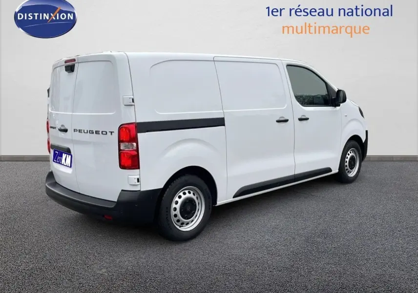 Vue 3/4 arrière droite d'un Peugeot Expert Fourgon blanc, avec bande noire latérale et jantes acier simples.