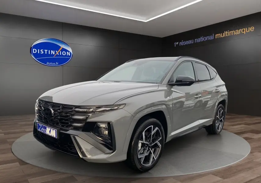 Logo Distinxion avec silhouette stylisée de voiture en bleu et orange, sur fond blanc, sans véhicule visible