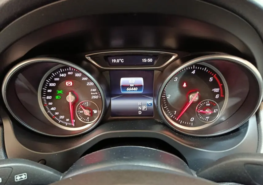 Tableau de bord du Mercedes GLA 220 d 2018 montrant compteurs, affichage digital et température extérieure à 19°C.