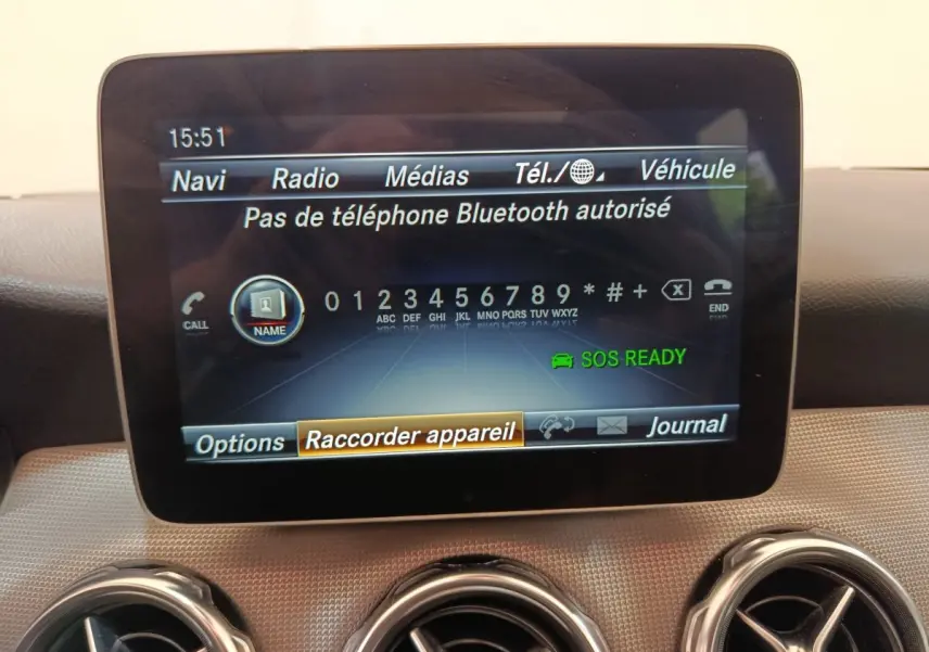 Écran central du système multimédia Mercedes GLA 220 d 2018 affichant le menu téléphone sans appareil Bluetooth connecté.