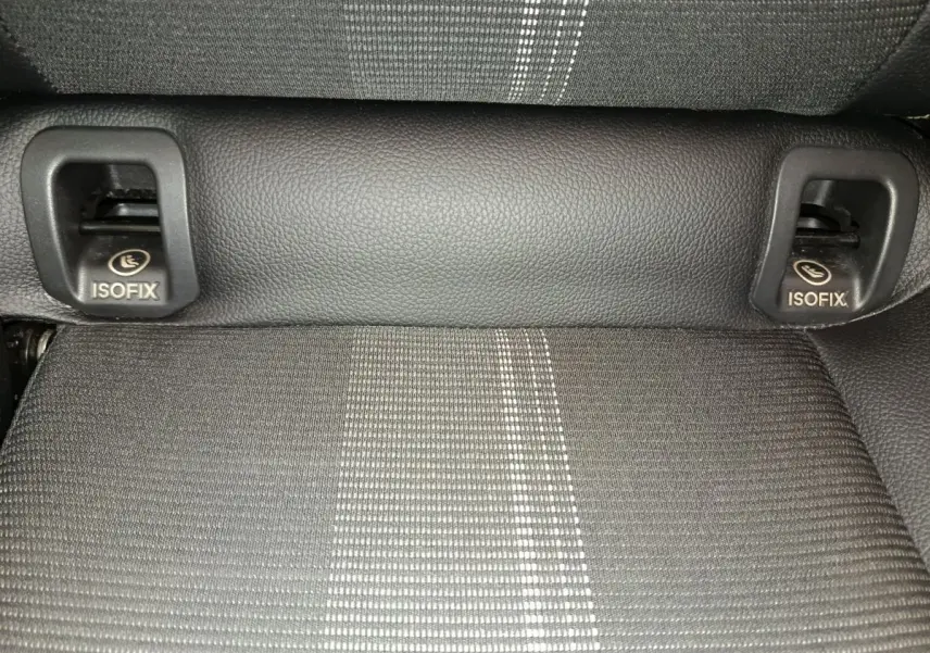 Gros plan sur la banquette arrière grise du Mercedes GLA 220 d, montrant les fixations ISOFIX intégrées.