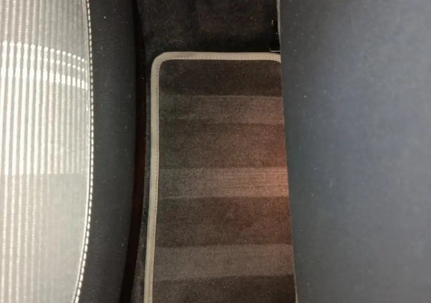 Vue rapprochée du tapis de sol arrière noir et gris à rayures dans une Mercedes GLA 220 d Business Exec 2018.