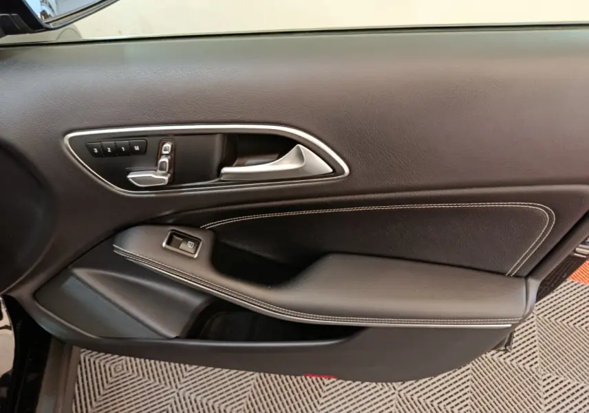 Gros plan sur la porte intérieure côté gauche noire du Mercedes GLA 220 d Business Exec 2018 avec commandes mémoire sièges.