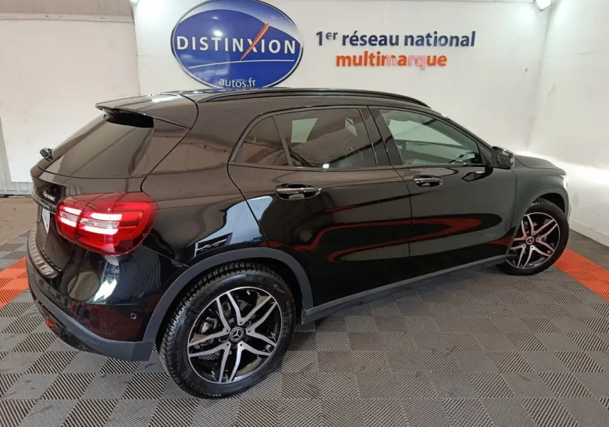 Mercedes GLA 220 d noir vue 3/4 arrière droit, avec jantes alliage et feux arrière LED en intérieur showroom.