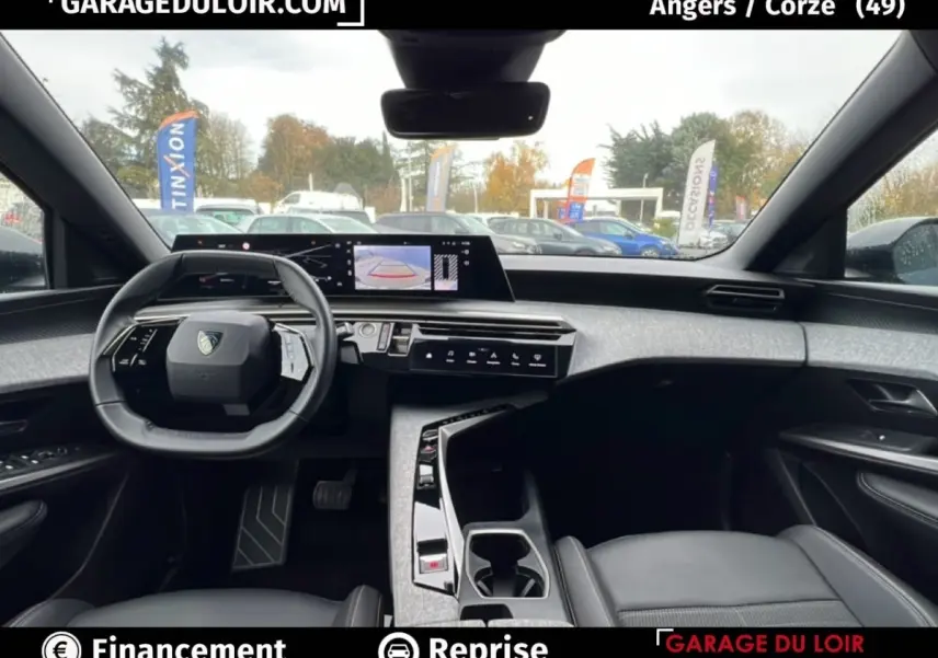 Vue intérieure du tableau de bord et volant du Peugeot 5008 1.2 Hybrid 136 Allure, avec écran tactile large et finition moderne.