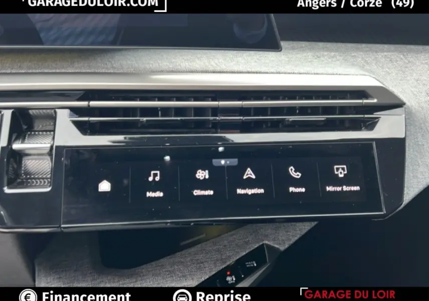 Vue rapprochée de la console centrale tactile noire du Peugeot 5008 bleu 2024, affichant les options média et navigation.