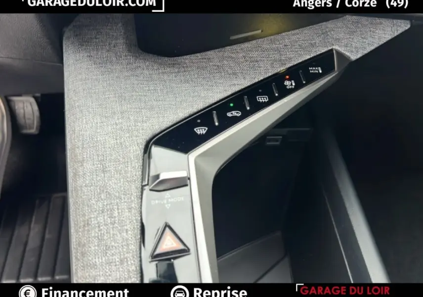 Gros plan sur la console centrale du Peugeot 5008 1.2 Hybrid 136 Allure 2024, avec commandes tactiles et tissu gris.