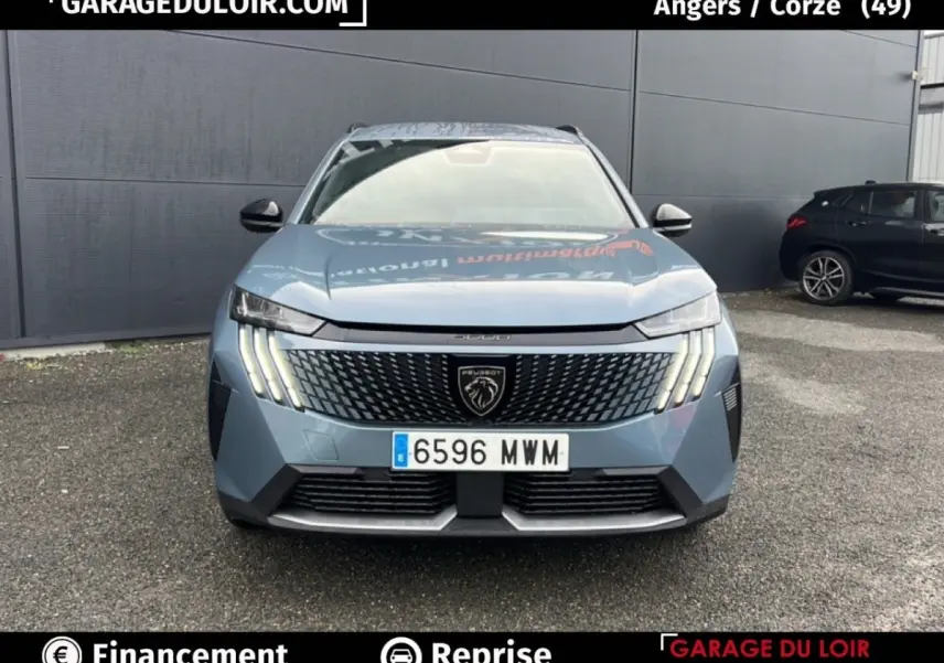 Vue avant d'un Peugeot 5008 2024 bleu hybride avec calandre noire et phares LED en griffes distinctifs.