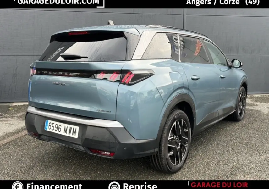 Vue 3/4 arrière droite d'un Peugeot 5008 hybride bleu 2024 avec jantes noires et feux arrière LED distinctifs.