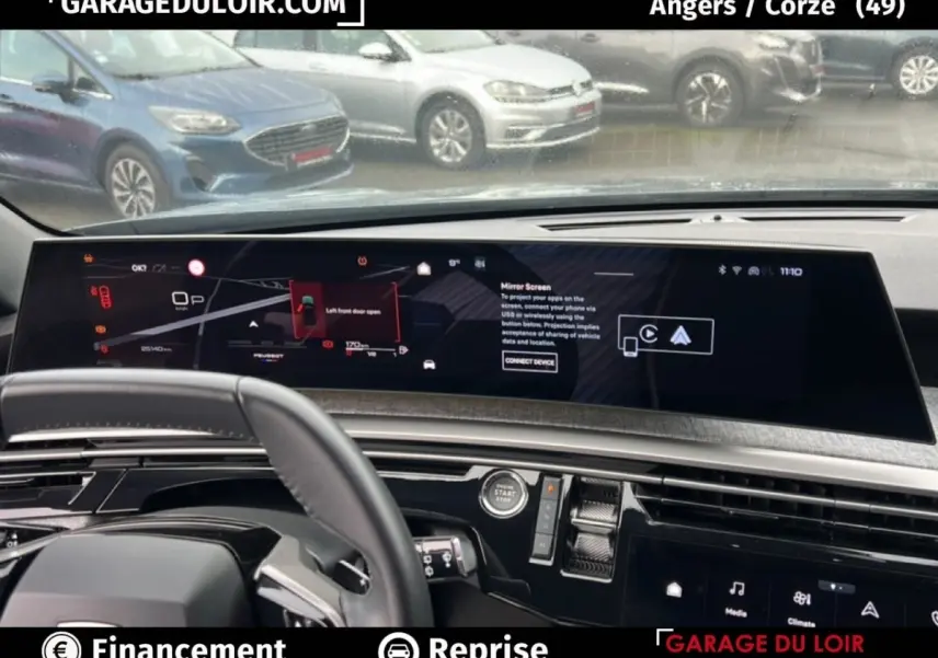 Tableau de bord numérique large du Peugeot 5008 bleu, vue intérieure avant avec volant partiellement visible.