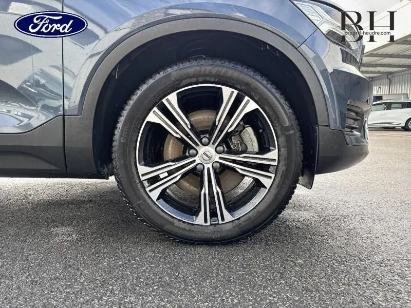 Gros plan sur la roue avant droite du Volvo XC40 bleu Denim, mettant en valeur la jante alliage et le pneu Michelin.