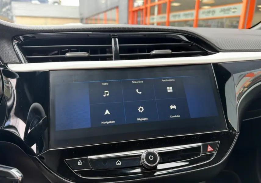 Écran tactile central de l’Opel Corsa Hybrid 110 e-DCT6 gris kristall, affichant les options radio, téléphone et navigation.
