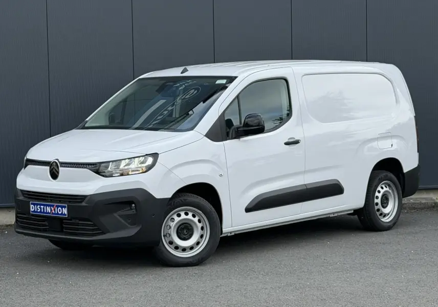 Vue 3/4 avant droit d’un Citroën Berlingo Van XL blanc Icy avec jantes tôles grises et rétroviseurs noirs brillants.