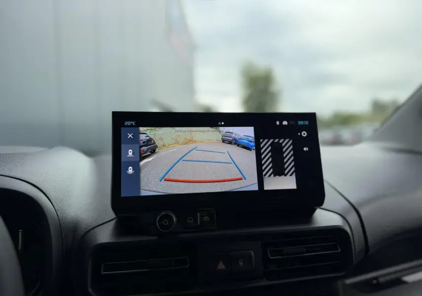 Vue intérieure sur l'écran tactile du Citroën Berlingo blanc, affichant la caméra de recul HD avec guidage de stationnement.