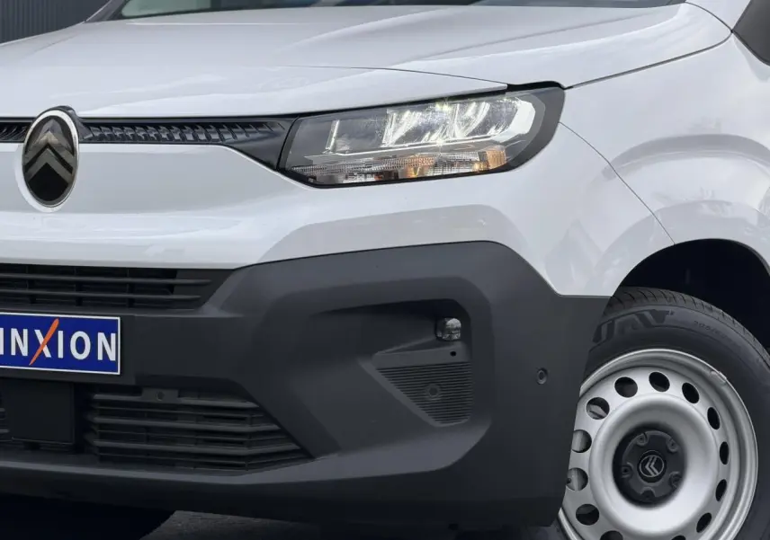 Vue avant droite du Citroën Berlingo blanc Icy avec calandre noire et jante tôle grise 16 pouces.