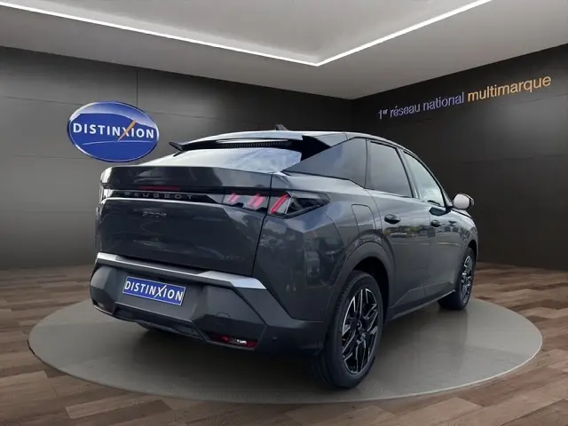 Vue 3/4 arrière droite du Peugeot 3008 gris foncé avec jantes 19 pouces et feux arrière LED distinctifs.