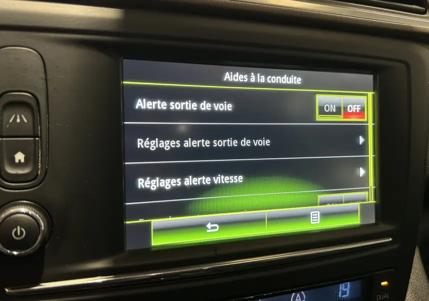 Écran tactile central du Renault Kadjar 2015 affichant les réglages d'aides à la conduite avec option sortie de voie désactivée.