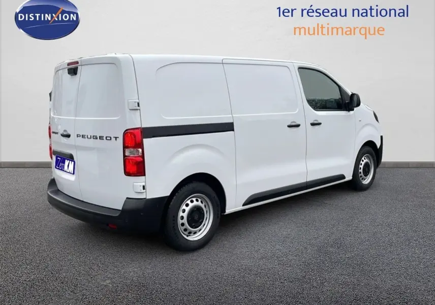 Vue 3/4 arrière côté droit d’un Peugeot Expert Fourgon blanc avec bande noire et jantes acier.