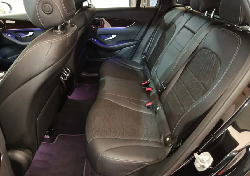 Vue côté droit de l'intérieur arrière noir du Mercedes GLC 300 e Business Line 4Matic avec sièges en cuir et tissu.