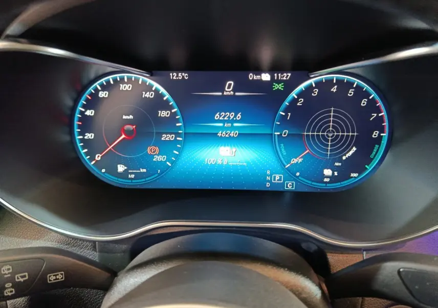 Tableau de bord numérique de Mercedes GLC 300 e Business Line 2020, affichage bleu avec compteurs vitesse et puissance.