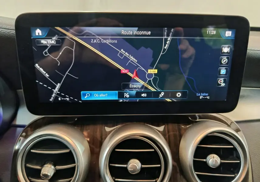 Écran tactile central affichant la navigation GPS dans l'habitacle du Mercedes GLC 300 e noir de 2020.