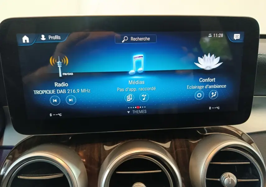Écran tactile central du tableau de bord du Mercedes GLC 300 e Business Line 2020 avec commandes multimédia et ambiance.