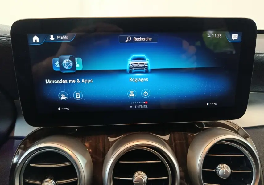 Écran tactile central du tableau de bord du Mercedes GLC 300 e Business Line 4Matic avec commandes digitales et aérateurs ronds chromés.