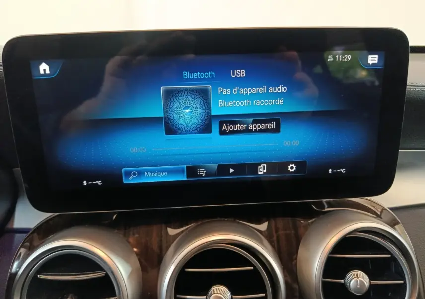 Écran tactile central bleu affichant connexion Bluetooth sur tableau de bord bois d'une Mercedes GLC noire 2020