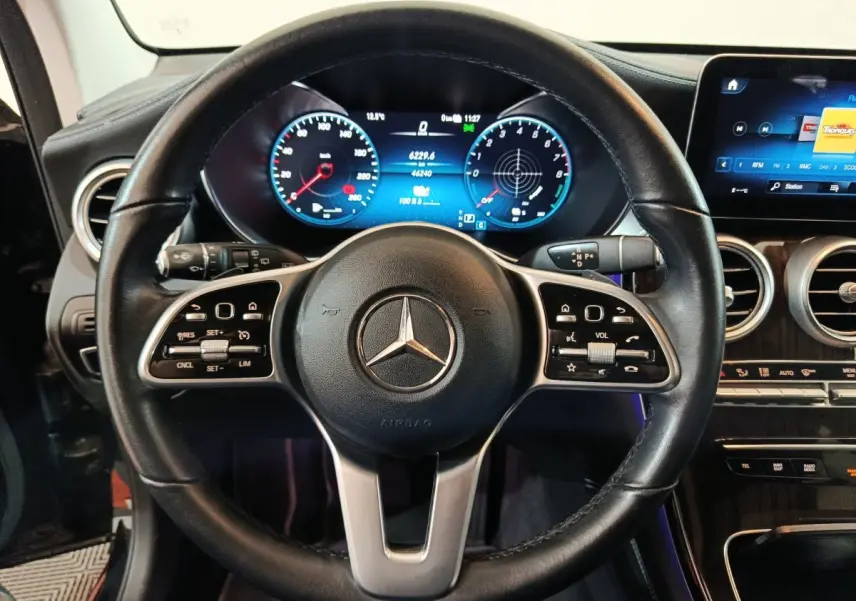 Vue rapprochée du volant cuir noir et du tableau de bord numérique du Mercedes GLC 300 e Business Line 2020.