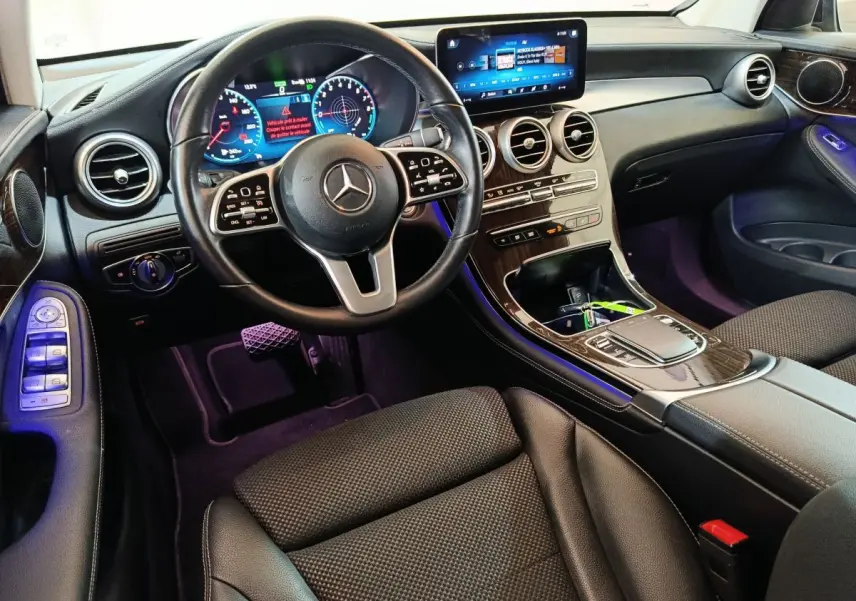 Intérieur noir du Mercedes GLC 300 e Business Line 2020, vue cockpit côté conducteur avec tableau de bord digital et écran tactile central.