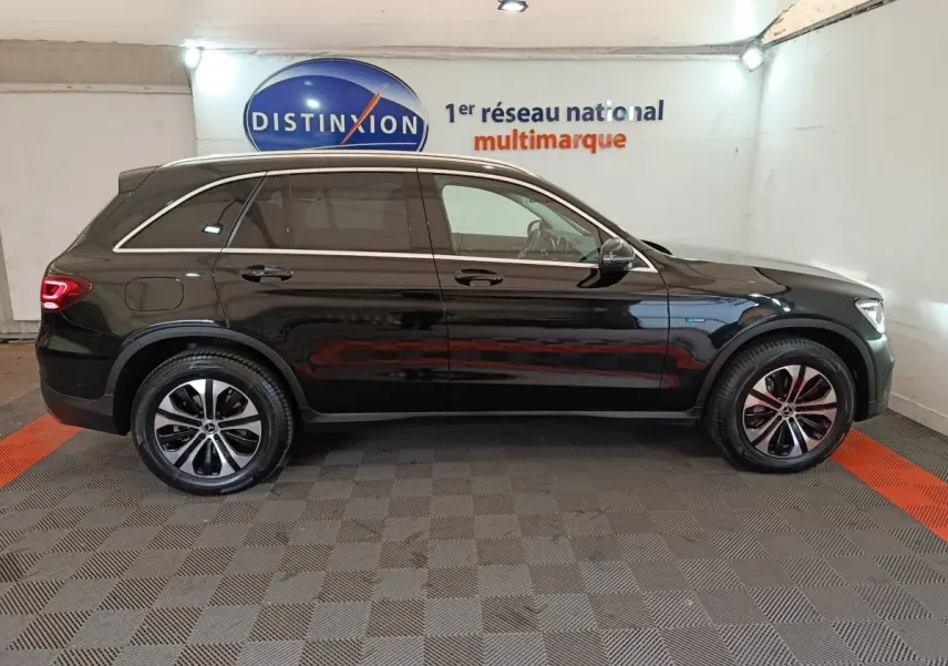 Vue latérale droite d'un Mercedes GLC 300 e Business Line noir brillant avec jantes alliage et vitres teintées.
