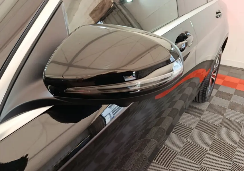 Rétroviseur noir brillant côté gauche d'un Mercedes GLC 300 e Business Line 4Matic 2020 hybride rechargeable.