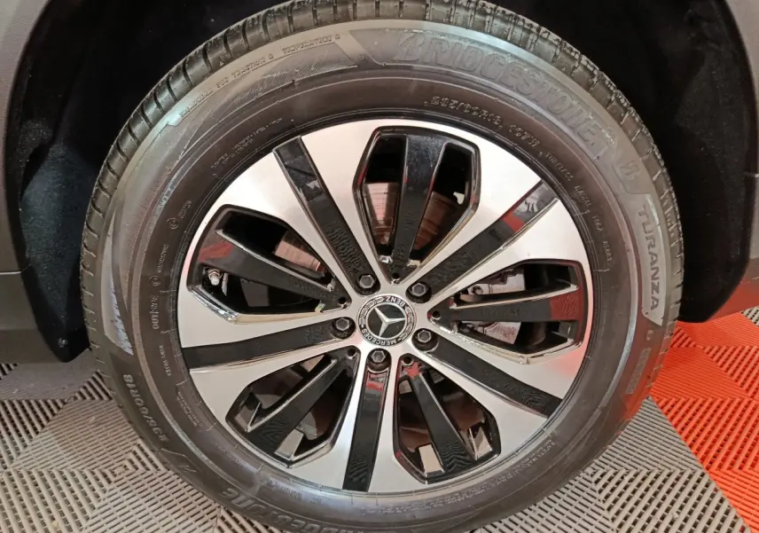 Gros plan sur la jante alliage bicolore et pneu Bridgestone du Mercedes GLC 300 e Business Line noir de 2020.